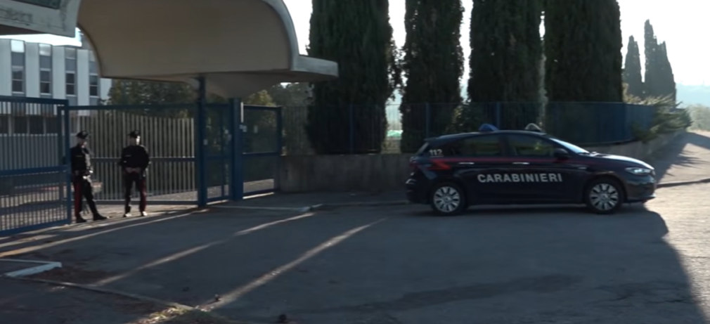 VIDEO Opt români, arestați în Italia după o tentativă eșuată de jaf asupra unei fabrici celebre de bijuterii. Vehicule incendiate pentru a întârzia intervenţia carabinierilor