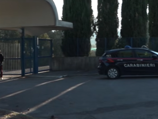 VIDEO Opt români, arestați în Italia după o tentativă eșuată de jaf asupra unei fabrici celebre de bijuterii. Vehicule incendiate pentru a întârzia intervenţia carabinierilor
