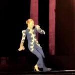 Céline Dion a căzut pe scenă la concertul din Nanterre