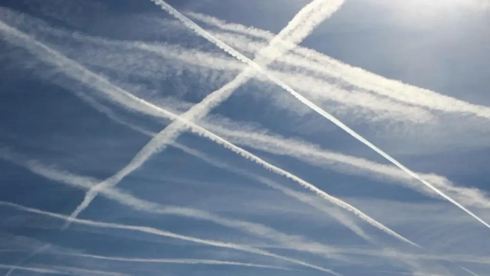 Chemtrails în România. De ce unii oameni cred că urmele albe ascund un complot