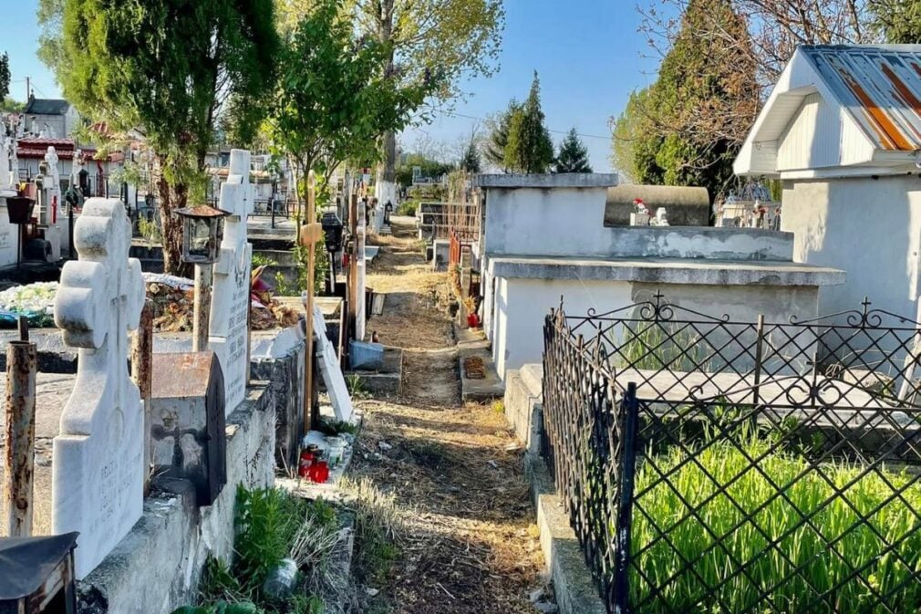 VIDEO Saci cu oseminte umane, ascunși în spatele unui zid fals dintr-un cimitir din Slatina. Primarul acuză că locurile de veci ar fi fost revândute