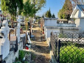 VIDEO Saci cu oseminte umane, ascunși în spatele unui zid fals dintr-un cimitir din Slatina. Primarul acuză că locurile de veci ar fi fost revândute