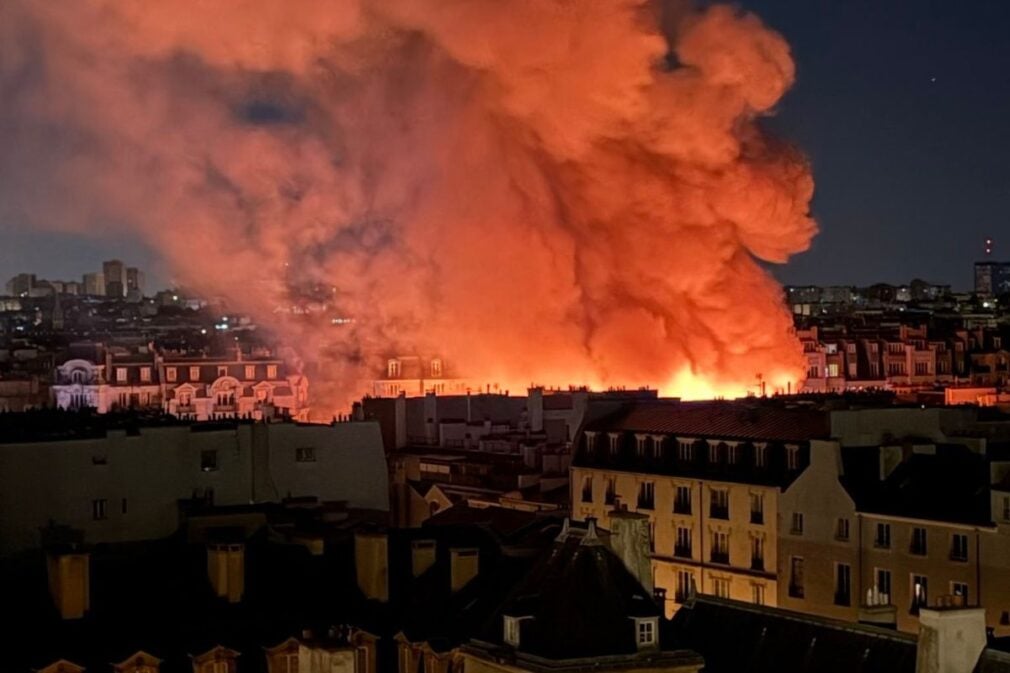 VIDEO Incendiu devastator în Paris. O piață istorică a fost complet mistuită de flăcări