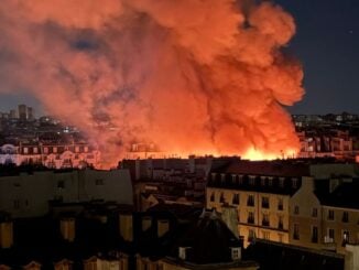 VIDEO Incendiu devastator în Paris. O piață istorică a fost complet mistuită de flăcări