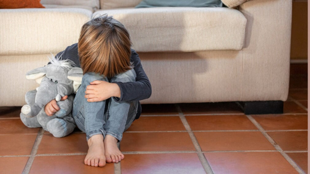 Alt caz șocant cu minori violenți: un copil ar fi fost dezbrăcat și umilit în Arad. Unul dintre suspecți a sunat la 112, iar patru tineri au fost reținuți