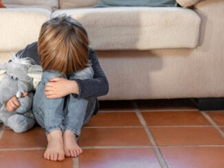 Alt caz șocant cu minori violenți: un copil ar fi fost dezbrăcat și umilit în Arad. Unul dintre suspecți a sunat la 112, iar patru tineri au fost reținuți
