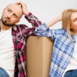 Doi oameni se mută într-o locuință pe fondul creșterii chiriilor în România