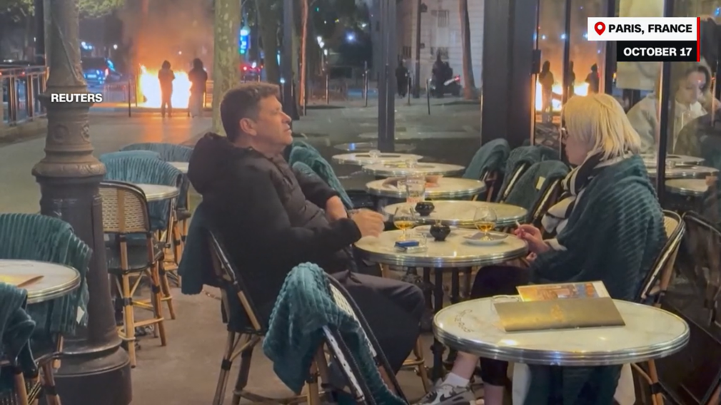 VIDEO Contrast pe străzile din Paris. Un cuplu relaxat lângă Arcul de Triumf în mijlocul demonstrațiilor violente
