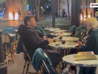 VIDEO Contrast pe străzile din Paris. Un cuplu relaxat lângă Arcul de Triumf în mijlocul demonstrațiilor violente