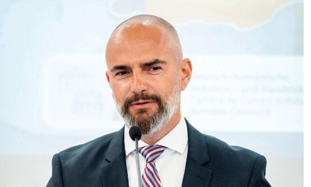 Cine este Dan Cărbunaru, noul purtător de cuvânt al Guvernului Niculescu. Fost purtător de cuvânt al premierului Ciucă și al Marii Loji Naționale