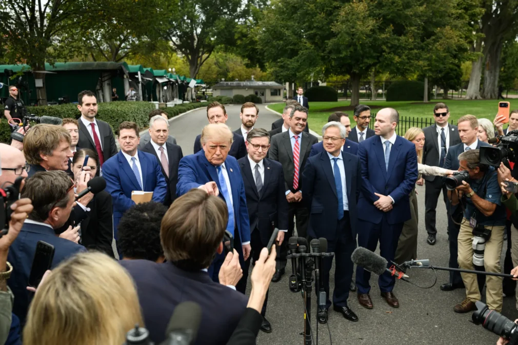 Donald Trump amenință cu statutul de „inamic” pe cei care folosesc termenul „inteligență artificială”
