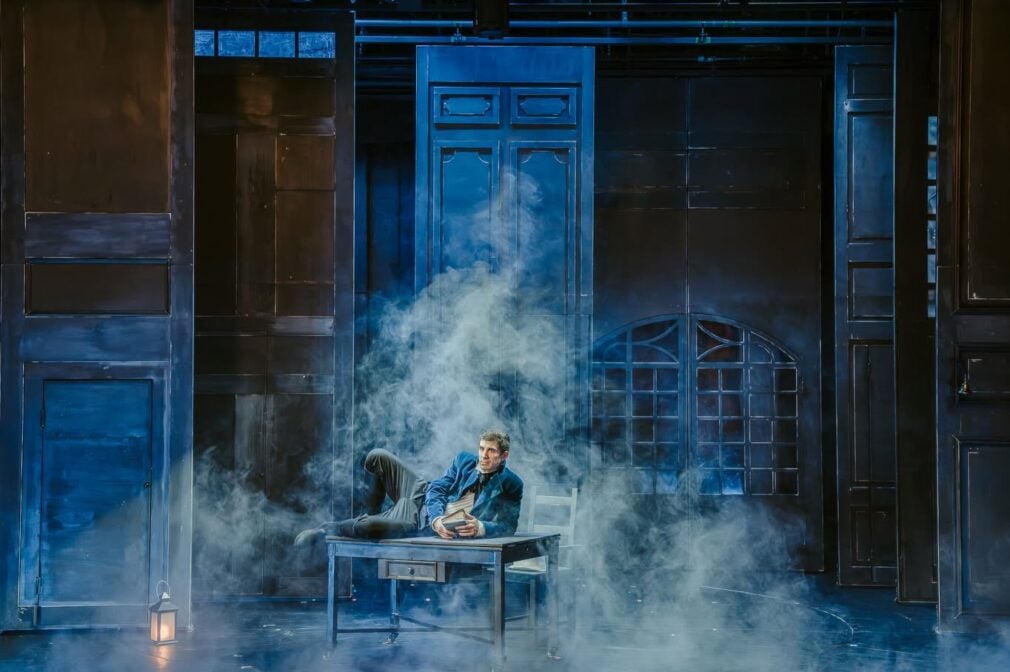 Tinerii de azi vor să pară bogați înainte să devină cineva. De la „Marile speranțe” ale lui Dickens la montarea de la Teatrul Excelsior a lui Andrei Huțuleac