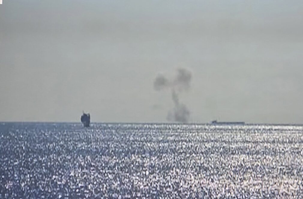 VIDEO Navă turcească lovită de o dronă în Marea Neagră, lângă Platforma Pescăruș. 13 marinari sunt dați dispăruți