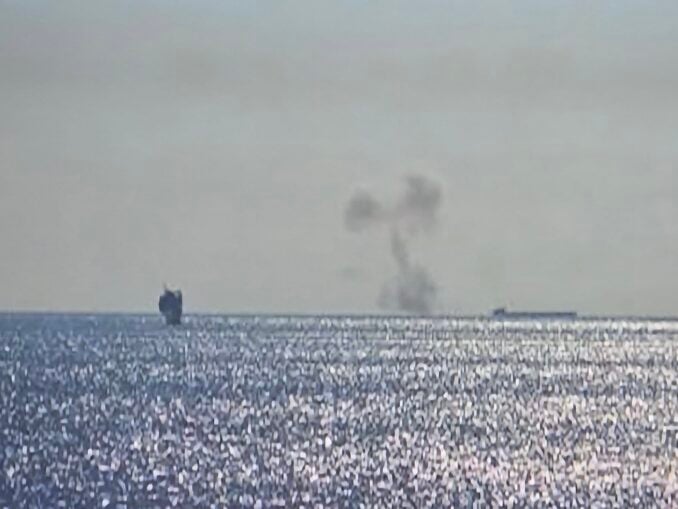 VIDEO Navă turcească lovită de o dronă în Marea Neagră, lângă Platforma Pescăruș. 13 marinari sunt dați dispăruți