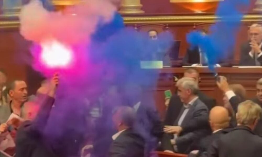 VIDEO Opoziția din Albania a perturbat ședința Parlamentului cu fumigene și rachete de semnalizare. Presiuni tot mai mari asupra guvernului Rama