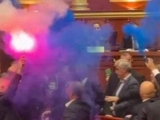 VIDEO Opoziția din Albania a perturbat ședința Parlamentului cu fumigene și rachete de semnalizare. Presiuni tot mai mari asupra guvernului Rama
