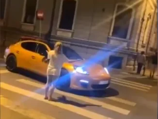 VIDEO Zebră de lux în București. O femeie a traversat pe capota unui Porsche oprit pe trecerea de pietoni