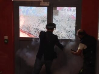 VIDEO Incendii la porțile unui liceu din Paris. Aproximativ 100 de elevi au fost evacuați