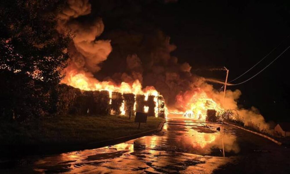 Incendiu de proporții lângă Sibiu: arde o hală de reciclare. Fumul dens a declanșat RO-Alert