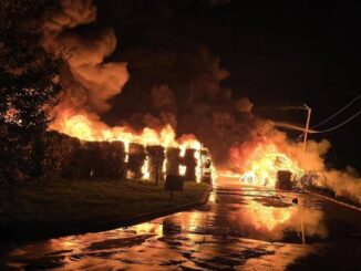 Incendiu de proporții lângă Sibiu: arde o hală de reciclare. Fumul dens a declanșat RO-Alert