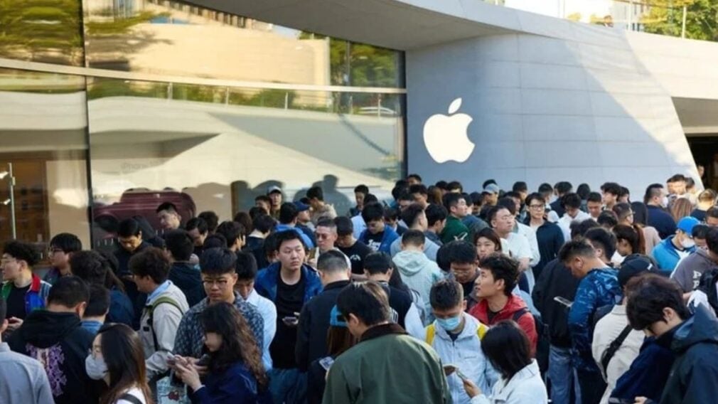FOTO Cozi la magazinele Apple, ca în primele zile ale iPhone-ului. Noul iPhone Duo, primul telefon pliabil al companiei, a ajuns oficial în magazine
