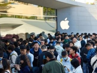 FOTO Cozi la magazinele Apple, ca în primele zile ale iPhone-ului. Noul iPhone Duo, primul telefon pliabil al companiei, a ajuns oficial în magazine