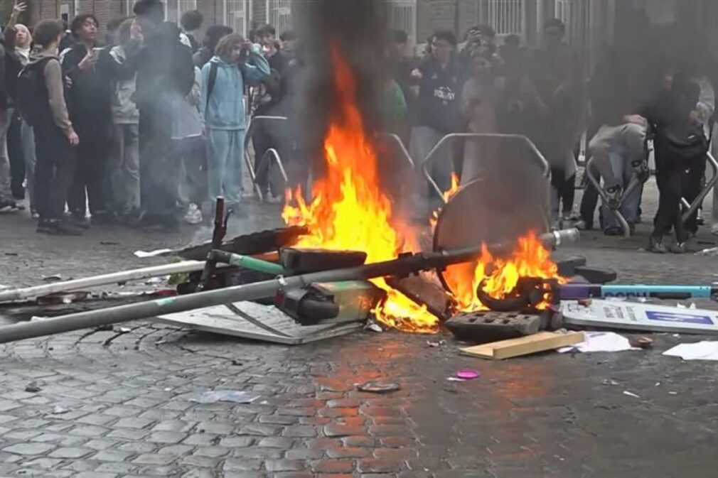 VIDEO După Franța, Belgia se confruntă cu proteste ale elevilor. Sute de elevi au blocat intrările liceelor din Liège