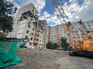 Incident grav în Rahova. O macara s-a prăbușit peste blocul afectat de explozie