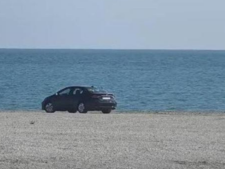 „Sunt ân față pe avari” i-a adus unui tânăr o amendă de 10.000 de lei, după o plimbare cu mașina pe plaja Cap Aurora