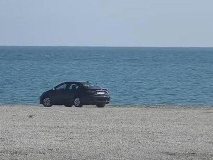 „Sunt ân față pe avari” i-a adus unui tânăr o amendă de 10.000 de lei, după o plimbare cu mașina pe plaja Cap Aurora