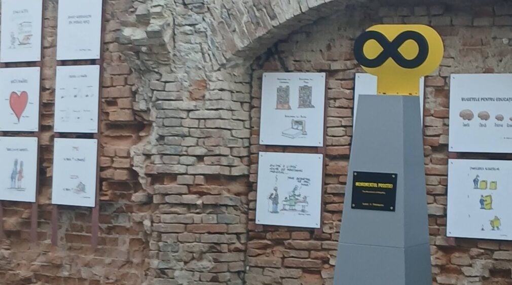 VIDEO Primul „Monument al Prostiei” din lume, dezvelit la Brăila de caricaturistul Costel Pătrășcan