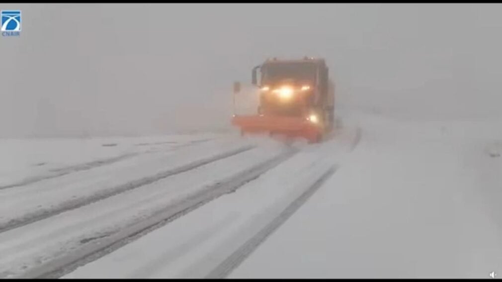 VIDEO A venit iarna pe Transfăgărășan. Ninge în Argeș, iar drumarii au ieșit cu utilajele. Avertisment pentru șoferi
