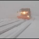 Ninsoare pe Transfăgărășan în județul Argeș, unde drumarii intervin cu utilaje, iar la Bâlea Lac sunt -2,4 grade Celsius.