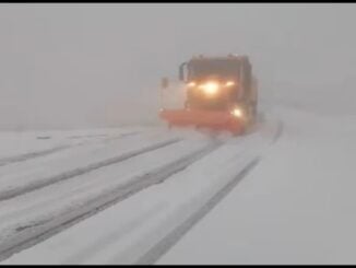 VIDEO A venit iarna pe Transfăgărășan. Ninge în Argeș, iar drumarii au ieșit cu utilajele. Avertisment pentru șoferi