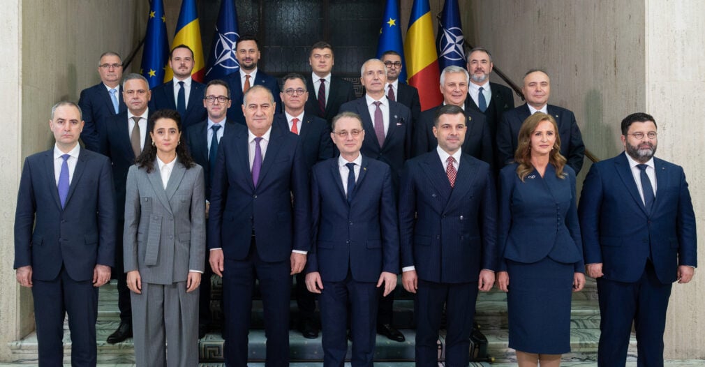 Sub „ochii” Brătienilor agățați pe pereți. „Apostolul” lui Nicușor Dan -Luca- și alaiul roșu, în primul pelerinaj la Guvern REPORTAJ