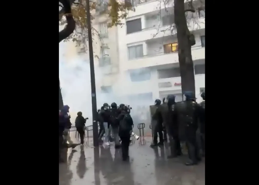 Violențe în Paris după o zi de proteste. Baricade în flăcări și confruntări cu poliția pe timpul nopții