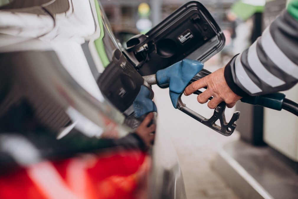Petrolul sare de 106 dolari pe baril după atacurile din Arabia Saudită. Ce se întâmplă pe piața energiei