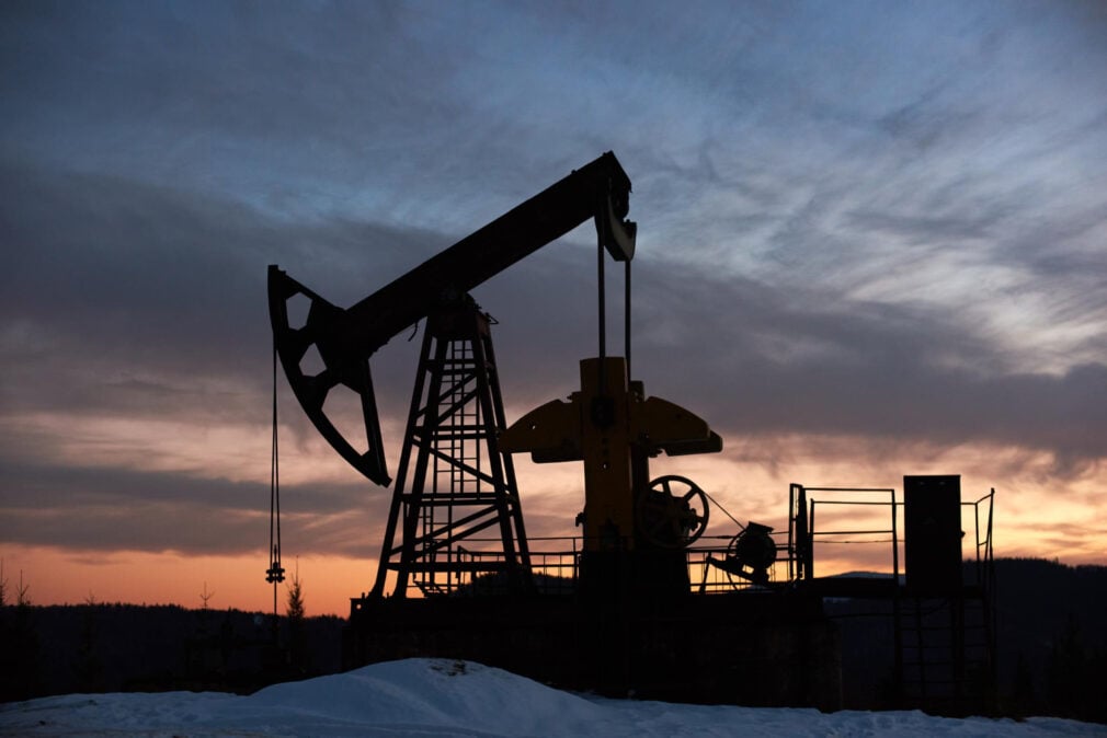 Petrolul sare din nou peste 100 de dolari. Ce se întâmplă în Strâmtoarea Ormuz și de ce ne poate costa pe toți