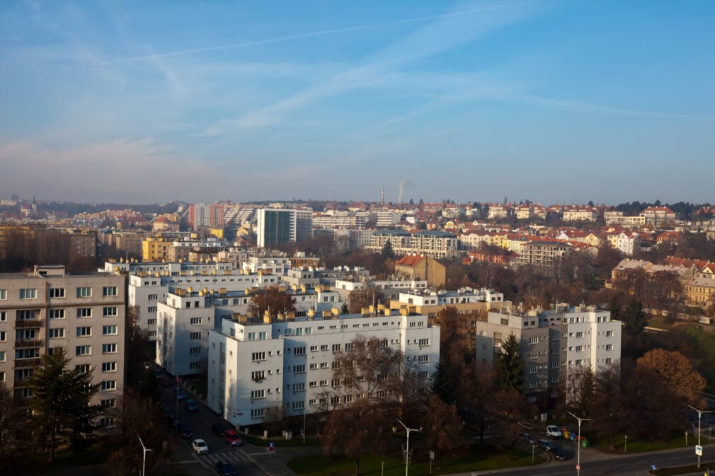 Mai puține locuințe, prețuri în creștere și proiecte amânate. Piața imobiliară din România, sub presiunea costurilor și a incertitudinii