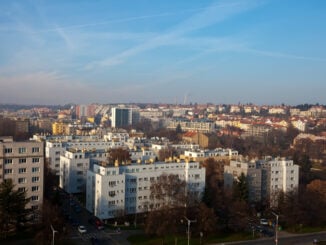 Mai puține locuințe, prețuri în creștere și proiecte amânate. Piața imobiliară din România, sub presiunea costurilor și a incertitudinii