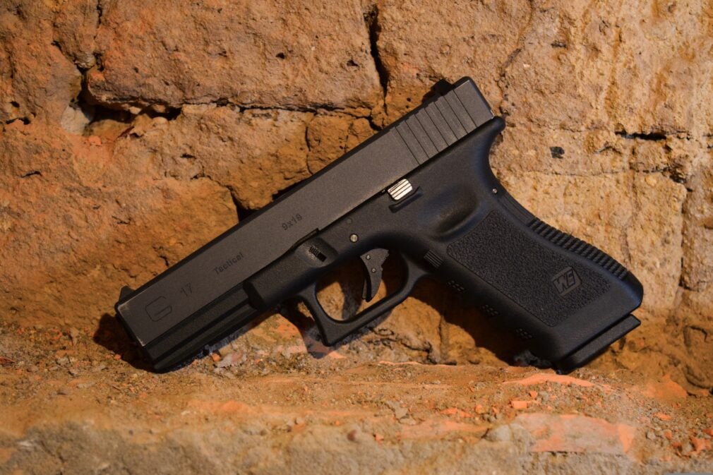 A tras cu pistolul airsoft după porumbeii din curtea firmei. Poliția Capitalei anchetează un administrator din Sectorul 1
