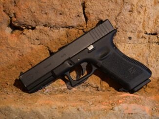 A tras cu pistolul airsoft după porumbeii din curtea firmei. Poliția Capitalei anchetează un administrator din Sectorul 1