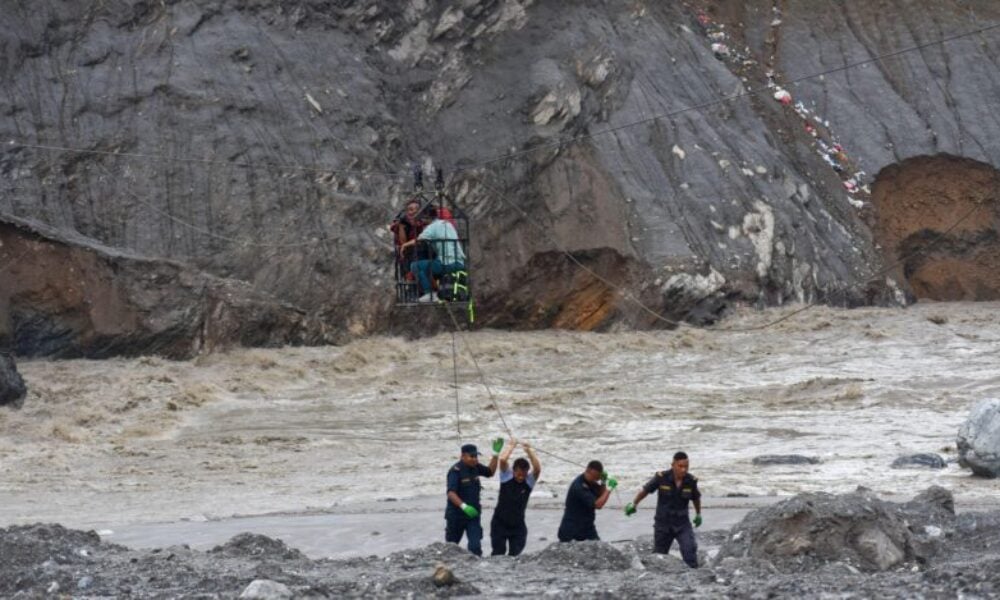 VIDEO Inundații devastatoare în Nepal. Case și poduri luate de ape