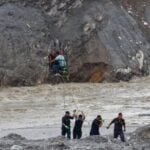 sursa BBC- Trisuli, Nepal. 03rd Sep, 2026. Nepal Police personnel pull back a Tuin (zip wire) to prevent locals from crossing the Trishuli River after a bridge was destroyed by devastating floods in Trishuli, Nuwakot District, Nepal, on September 3, 2026. Photo by S