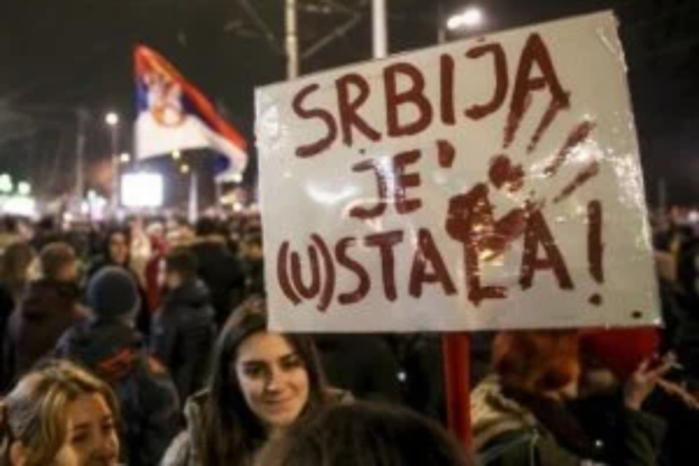 POLITICO Tinerii din Serbia provoacă regimul de la Belgrad. Lista electorală a studenților a depășit partidul lui Vučić în sondaje