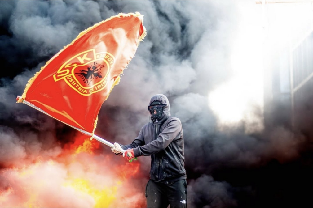 VIDEO Tirana, în flăcări. Protestele împotriva premierului Edi Rama au degenerat în violențe. Zeci de răniți