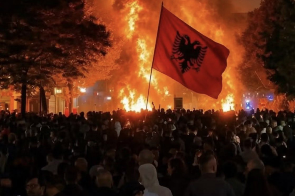 VIDEO Proteste violente în Albania. Mii de tineri cer demisia premierului Edi Rama, nemulțumiți de corupție și de un proiect legat de ginerele lui Trump
