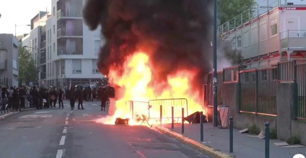 Protestele elevilor și studenților se extind în Franța: profesor stropit cu benzină, școli incendiate și sute de rețineri