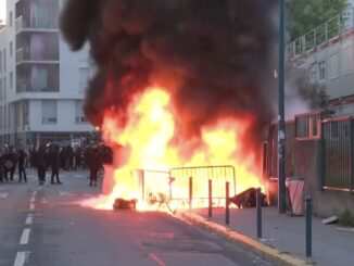 Protestele elevilor și studenților se extind în Franța: profesor stropit cu benzină, școli incendiate și sute de rețineri