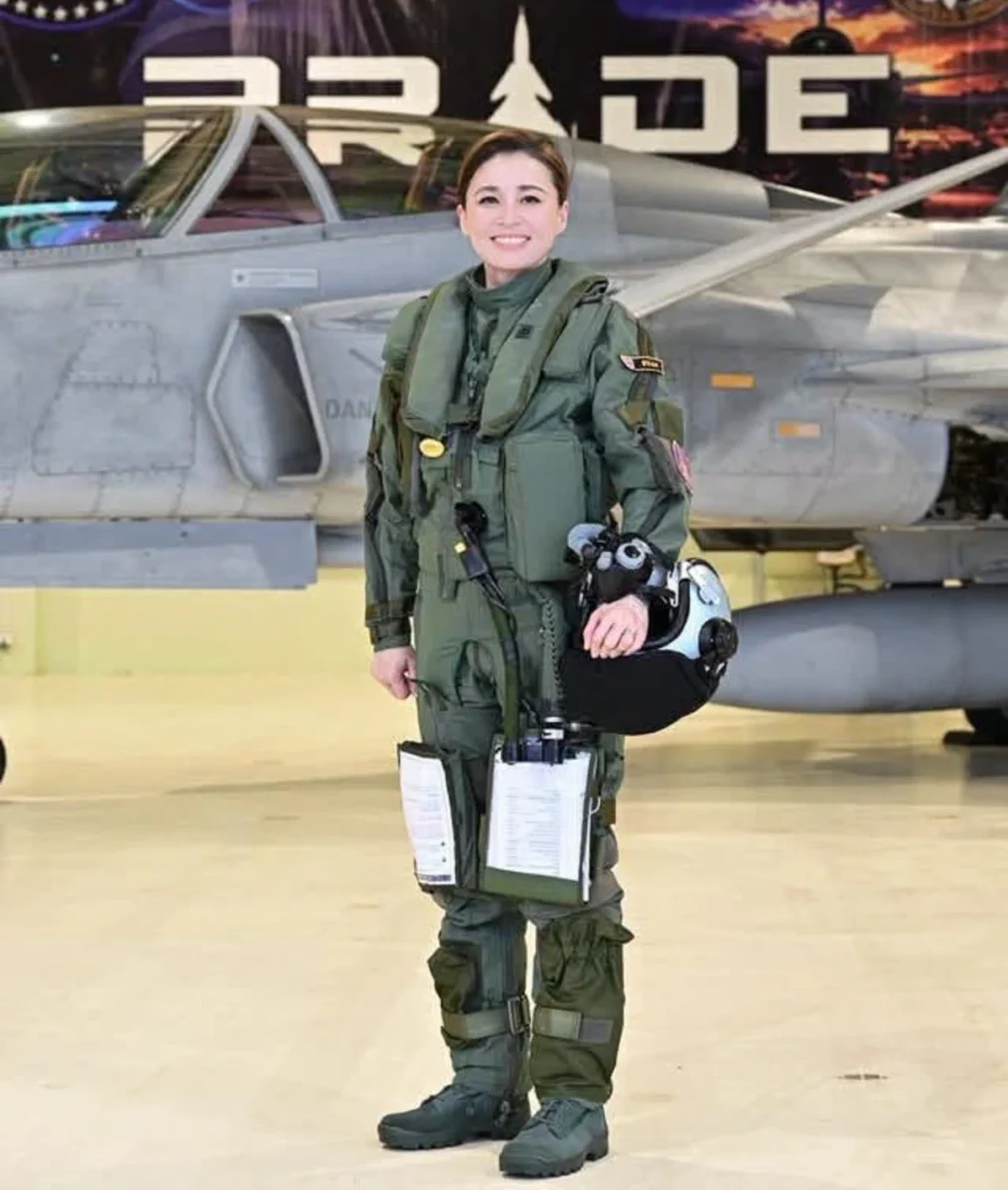 Regina Thailandei, din palat, pilot de vânătoare. Zborul istoric o plasează într-un club exclusiv